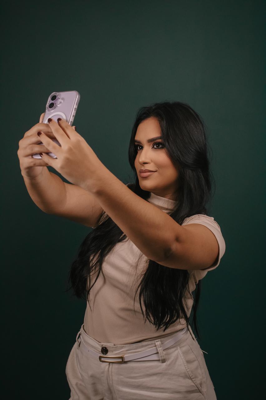 Malu segurando o celular